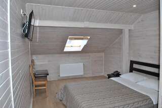 Отель Hermes Житомир Бюджетный двухместный номер с 1 кроватью или 2 отдельными кроватями-1